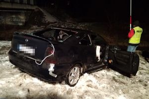 opel, który wpadł do rzeki