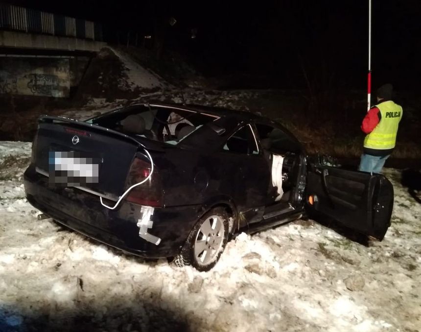 opel, który wpadł do rzeki