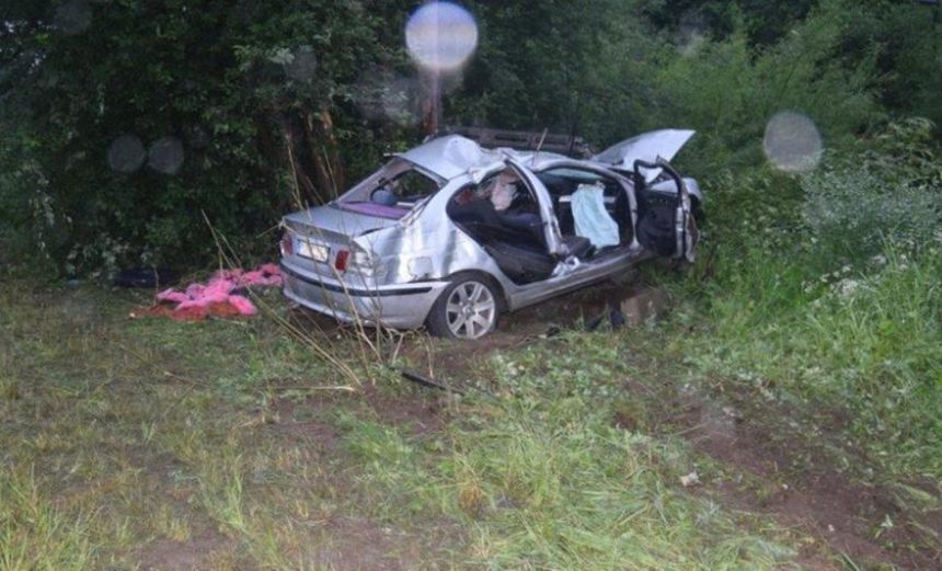 zmiażdżony samochód po wypadku w Sieniawie