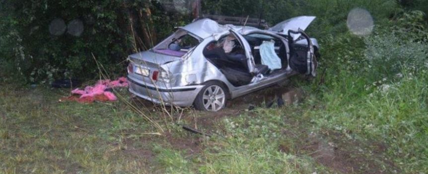 zmiażdżony samochód po wypadku w Sieniawie