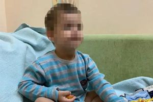 chłopiec pozostawiony sam w domu