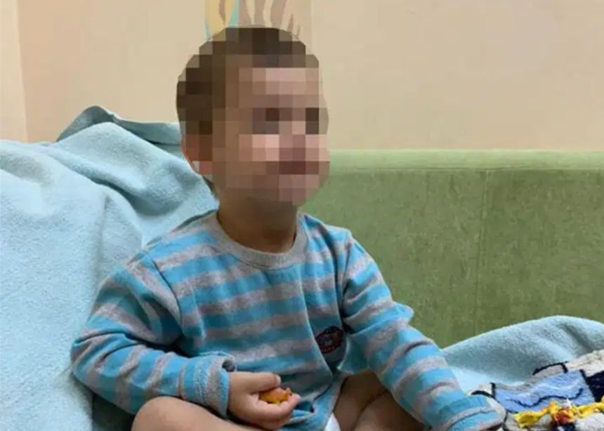 chłopiec pozostawiony sam w domu