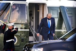 Donald Trump przewieziony do szpitala z lekkimi objawami Covid-19