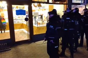 7 policjantów pilnuje babci Kasi na zakupach
