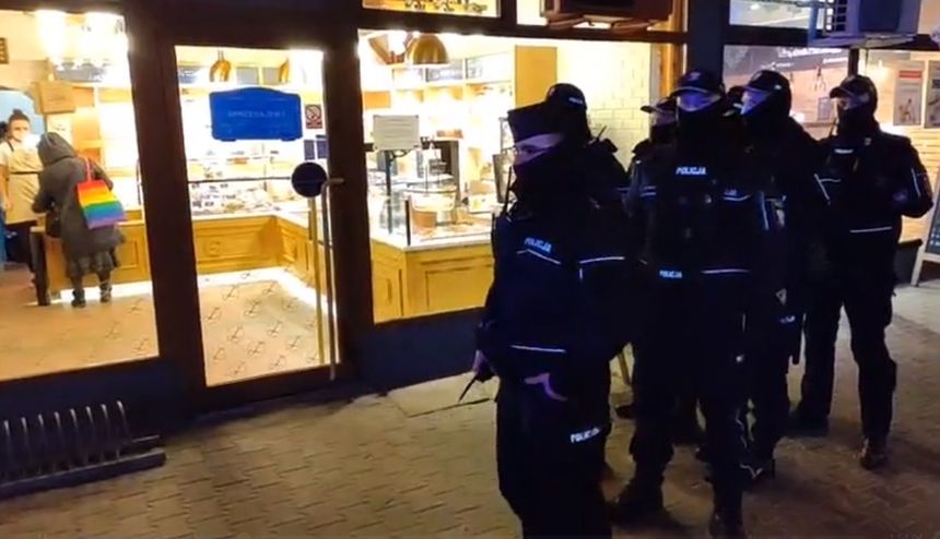 7 policjantów pilnuje babci Kasi na zakupach