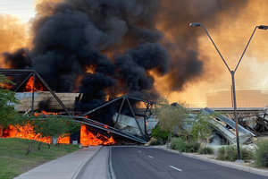 Pociąg wykoleił się na moście w Tempe w Arizonie
