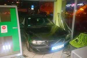 Żyrardów. Wjechała do apteki