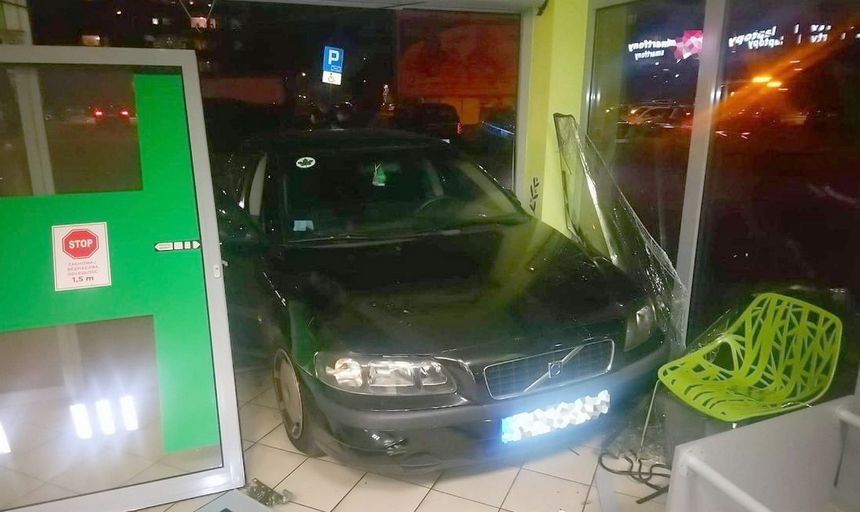 Żyrardów. Wjechała do apteki