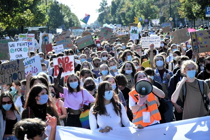 Uczestnicy marszu, odbywającego się w ramach tegorocznej edycji Młodzieżowego Strajku Klimatycznego, na ulicach Warszawy
