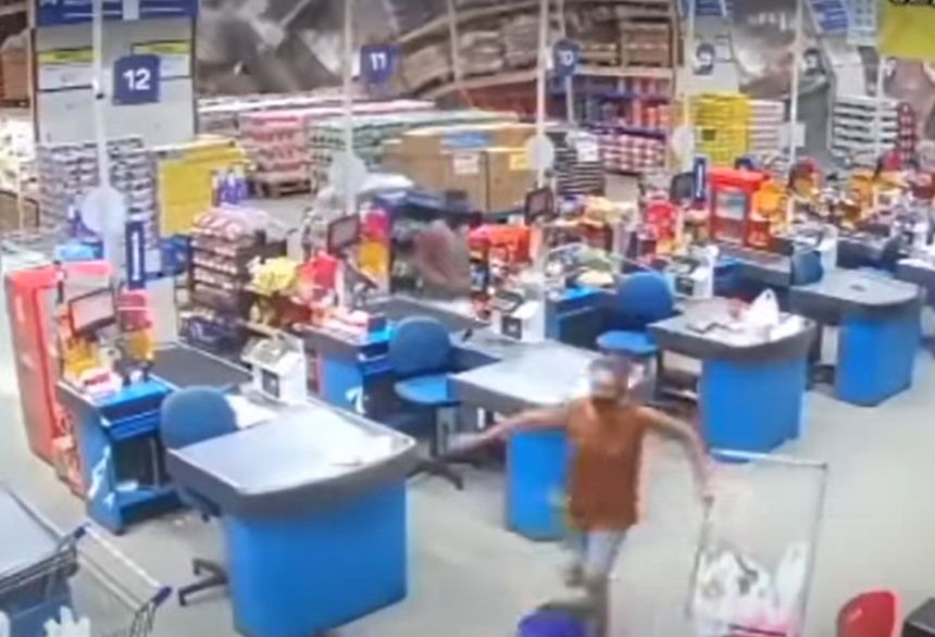 półki zawaliły się na klientów w supermarkecie
