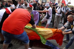 Tęczowa flaga na Marszu Powstania Warszawskiego