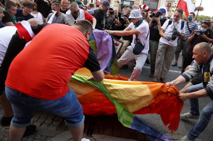 Tęczowa flaga na Marszu Powstania Warszawskiego