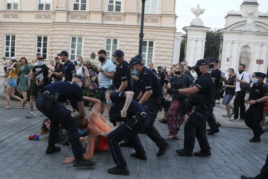 Protest LGBT w Warszawie, uderzony reporter Radia ZET