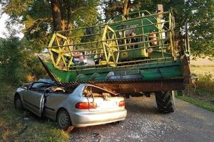 Wypadek, samochód wjechał w kombajn