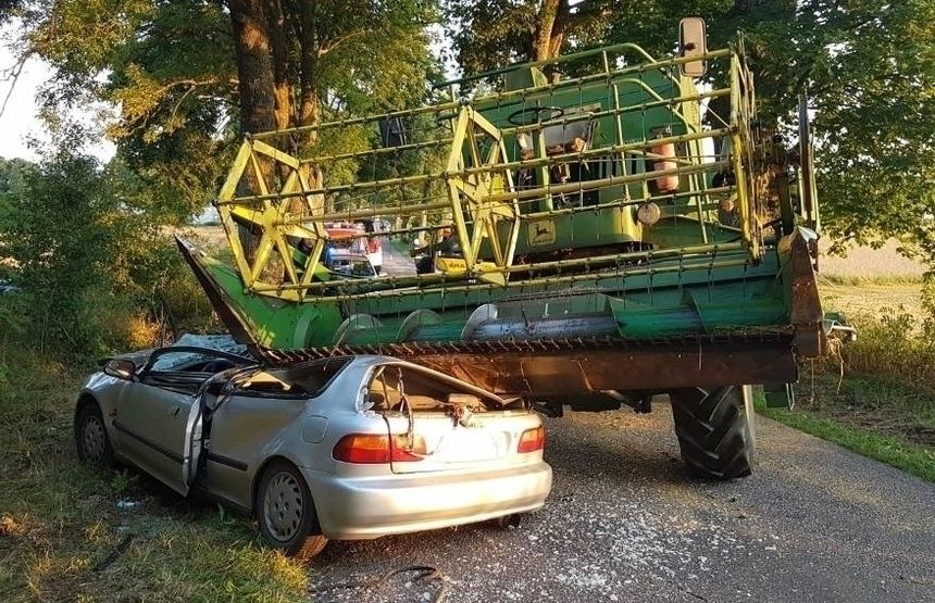 Wypadek, samochód wjechał w kombajn