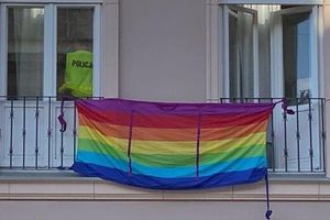 Flaga LGBT, interwencja policji