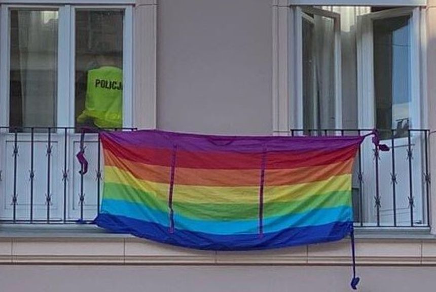 Flaga LGBT, interwencja policji
