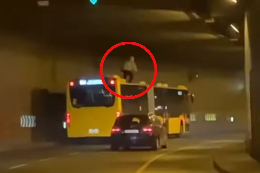mężczyzna na dachu autobusu