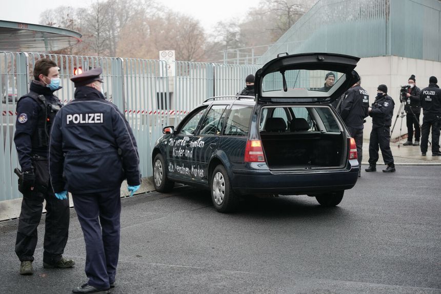 samochód, który uderzył w bramę biura Angeli Merkel