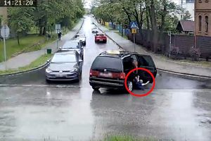 czterolatek wypadł z jadącego auta
