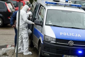 interwencja policji w kombinezonach ochronnych