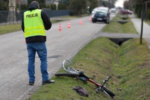 wypadek, samochód potrącił rowerzystki