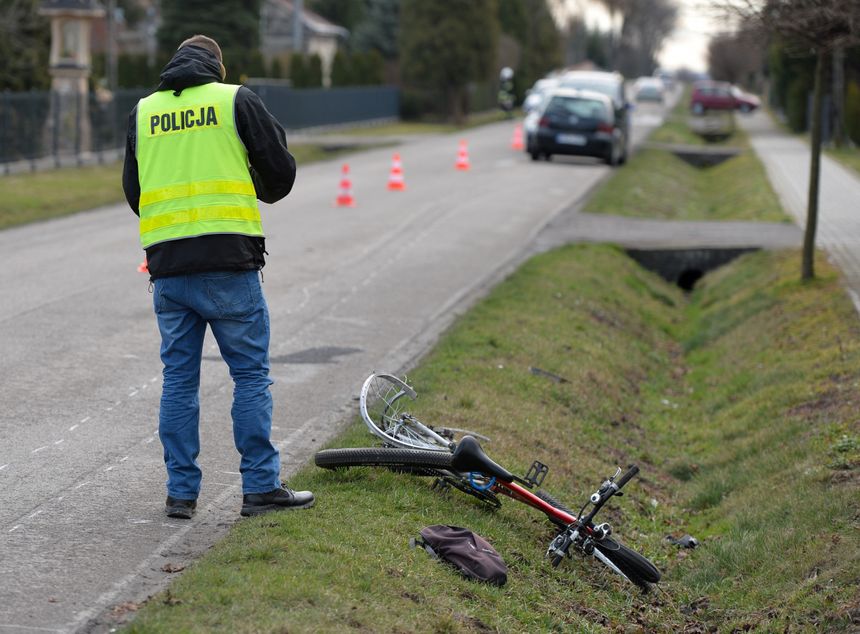 wypadek, samochód potrącił rowerzystki