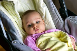 Zelów. Dziecko wypadło z wózka