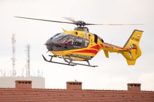 Wiosna. Samochód wbił się w drzewo. Nie żyje 28-latek, dwie osoby w szpitalu