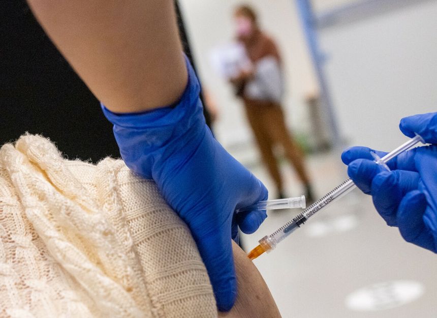 12 tys. osób zaszczepionych poza kolejką. “Podawali się za personel medyczny”