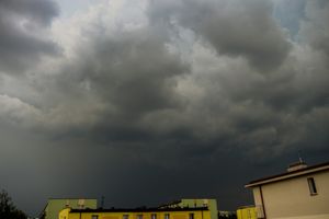 Pogoda. Burze i wiatr idą przez Polskę. Gdzie jest burza i orkan? [radar]