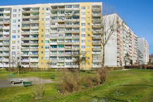 Łódź. 1,5-roczna dziewczynka wypadła z 11. piętra. Nowe fakty po śmierci dziecka