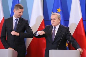 Koronawirus w Polsce. Gliński i Piontkowski pokazali, jak się witać