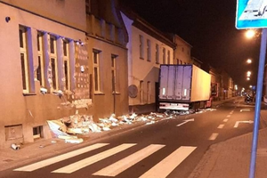 Rakoniewice. Tir uderzył w trzy budynki. Ewakuowano mieszkańców