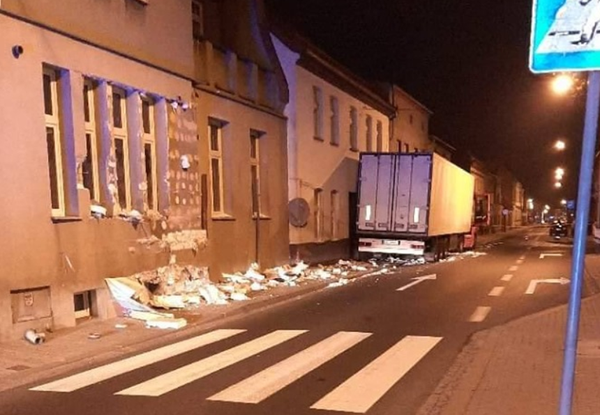 Rakoniewice. Tir uderzył w trzy budynki. Ewakuowano mieszkańców