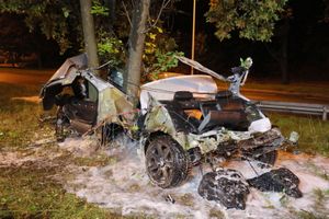Wypadek na Wisłostradzie w Warszawie. Samochód dosłownie owinął się wokół drzewa