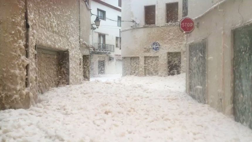 Pogoda. Pogodowy armagedon w Hiszpanii. Morska piana przykryła Tossę de mar