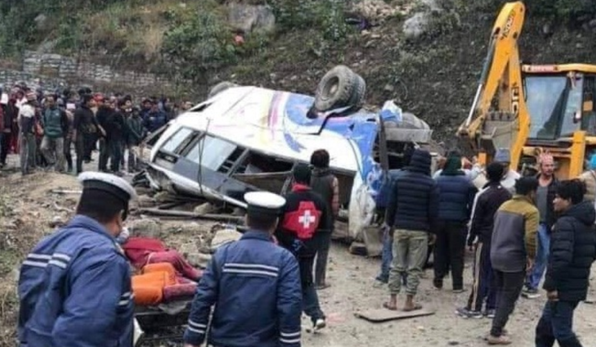 Wypadek autokaru z pielgrzymami w Nepalu. 14 osób nie żyje, 18 rannych