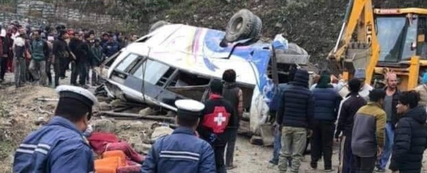 Wypadek autokaru z pielgrzymami w Nepalu. 14 osób nie żyje, 18 rannych