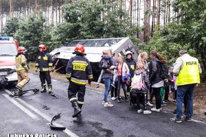 Wypadek szkolnego autobusu w Żarach. Autokar z dziećmi wjechał do rowu