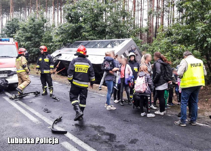 Wypadek szkolnego autobusu w Żarach. Autokar z dziećmi wjechał do rowu