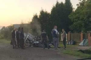 Wypadek w Łodygowicach. Po dachowaniu na ul. Żywieckiej samochód zmiażdżony