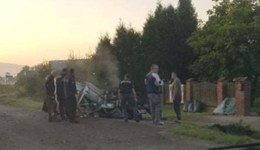 Wypadek w Łodygowicach. Po dachowaniu na ul. Żywieckiej samochód zmiażdżony