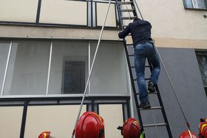 policjant na drabinie