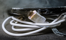 Ładowanie telefonu, zwarcie i pożar