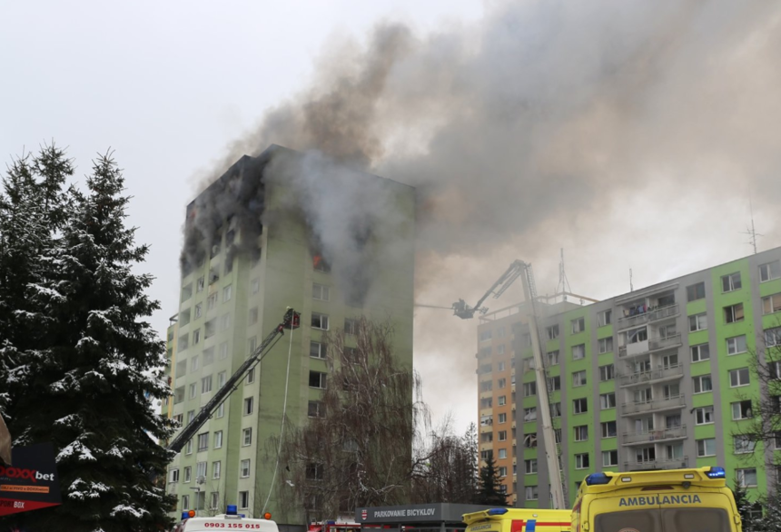 Wybuch gazu w 12-piętrowym bloku na Słowacji. Mężczyzna wyskoczył z płonącego budynku