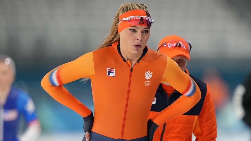 Panczenistka Jutta Leerdam rozgrzewa się na igrzyskach olimpijskich w Mediolanie