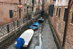 Pogoda. Wenecja wysycha. Wody w kanałach jest tyle ile w kałużach