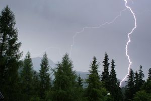 Burza w Tatrach. Piorun raził kolejnych turystów. Ranne dziecko