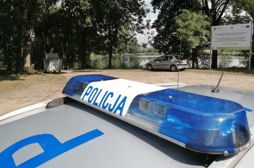 Pijane nastolatki nad wodą